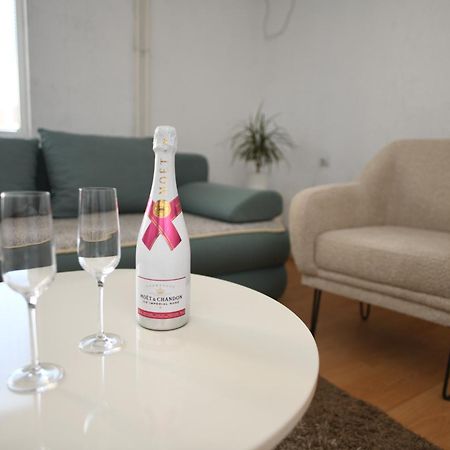 Cinema Vardar Apartment Skopje Ngoại thất bức ảnh